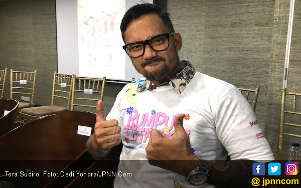 Tora Sudiro Terharu Menyimak Denyutan Jantung Calon Cucunya