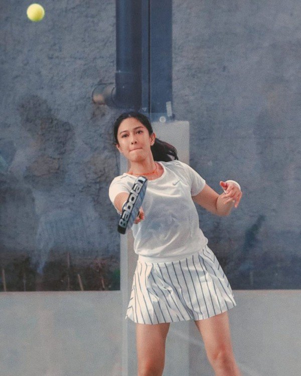 7 Gambar Menawan Dian Sastrowardoyo Saat Main Padel, Gaya Kekinian Banget!